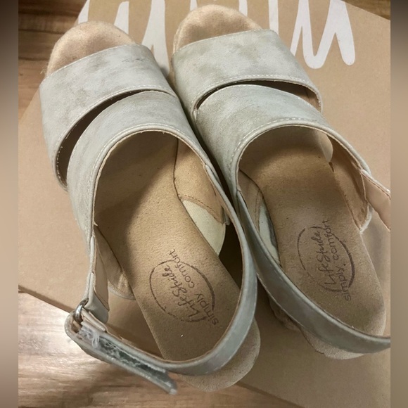 LifeStride Women's Cream Wedge Sandals - Picture 8 of 9